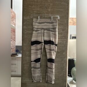 SIZE 4 Perfect Condition Lululemon Cropped Leggings